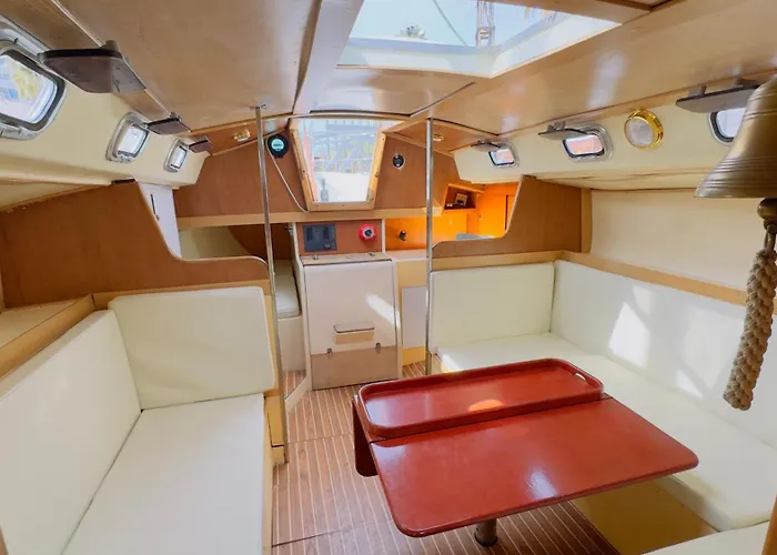 بوتيل Sailing Experience In برشلونة