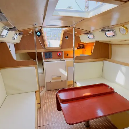 Hotel na wodzie Sailing Experience In Barcelona